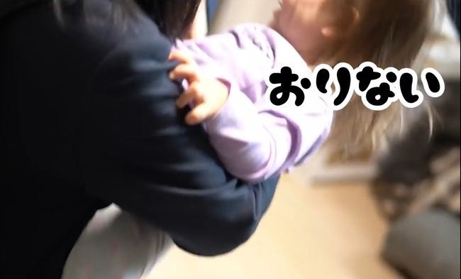 「行っちゃヤダ」お姉ちゃん２人を投稿させたくない２才末っ子がかわいすぎ！