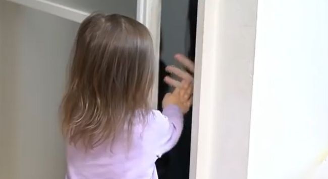 「行っちゃヤダ」お姉ちゃん２人を投稿させたくない２才末っ子がかわいすぎ！