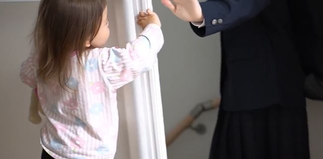 「行っちゃヤダ」お姉ちゃん２人を投稿させたくない２才末っ子がかわいすぎ！