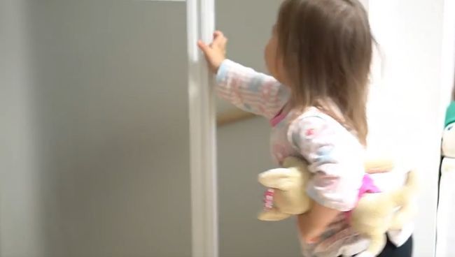 「行っちゃヤダ」お姉ちゃん２人を投稿させたくない２才末っ子がかわいすぎ！