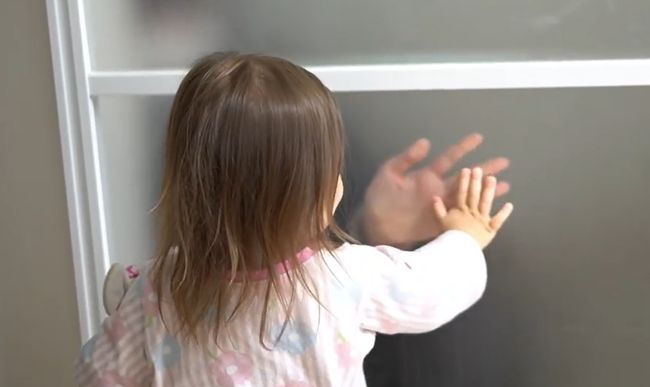 「行っちゃヤダ」お姉ちゃん２人を投稿させたくない２才末っ子がかわいすぎ！