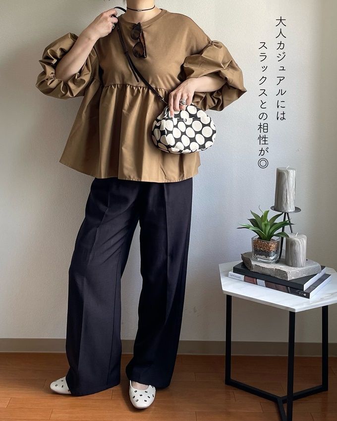 しまむらのダークベージュの「裾袖布帛5部袖Tシャツ」×スラックス