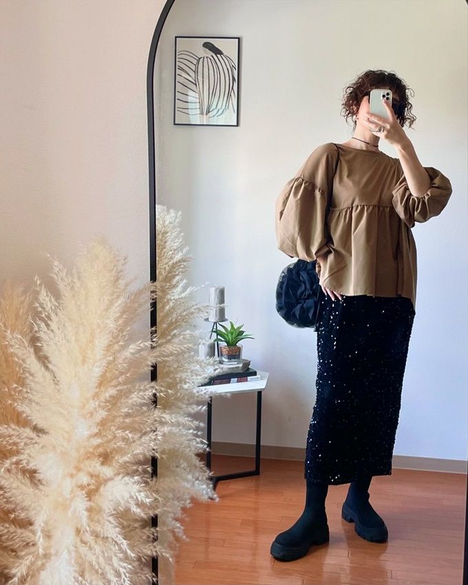 しまむらのダークベージュの「裾袖布帛5部袖Tシャツ」×スパンコールナロースカート