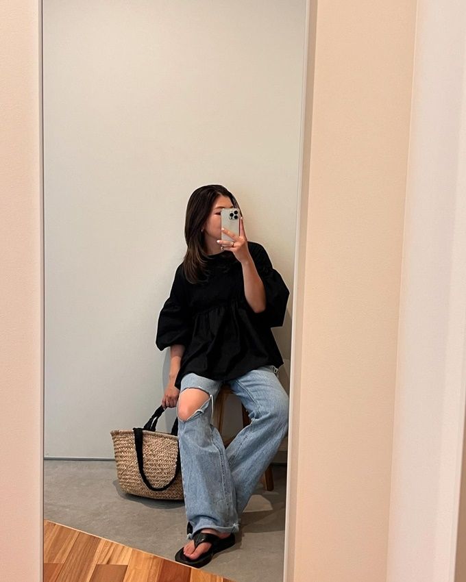 しまむらのブラックの「裾袖布帛5部袖Tシャツ」×ダメージデニムパンツ