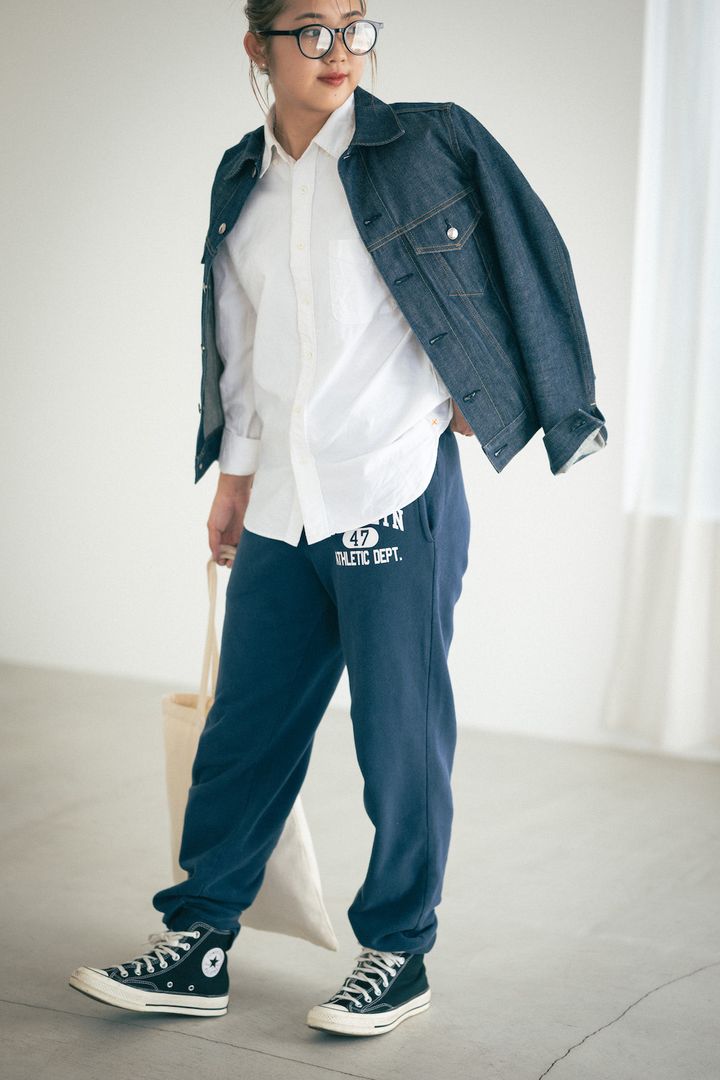 一見セットアップみたい。デニムジャケット×スウェットパンツのリラクシンな装い【FUDGE FRIEND おしゃれさんの毎日コーディネート vol.435｜鈴木楽々】