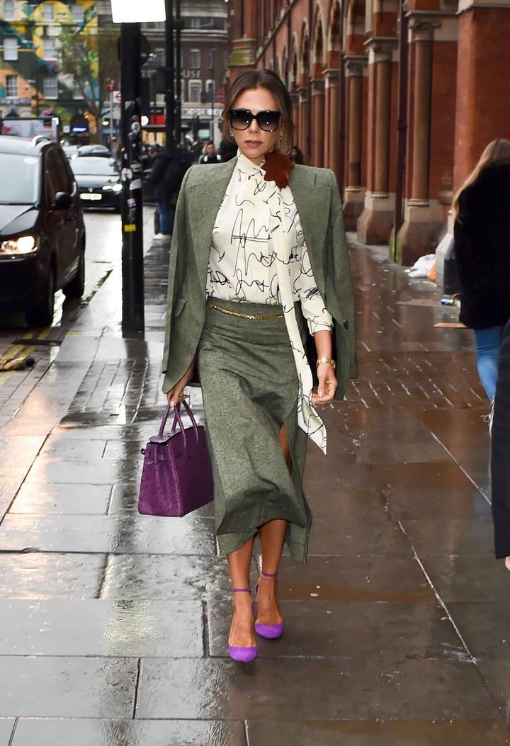 画像: ブラウスを主役にしたスカートスーツスタイル：ヴィクトリア・ベッカム