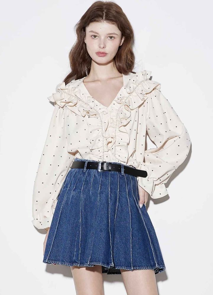 画像: フリルラインドットブラウス ¥23,500 n-frame.online