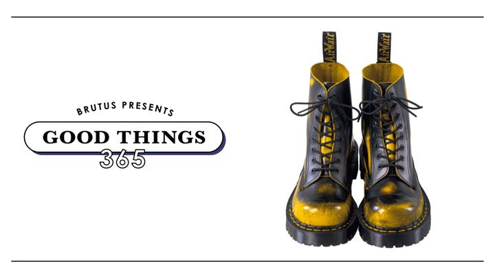 〈ドクターマーチン〉の8ホールブーツ