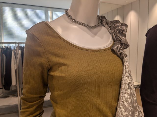 コットンブレンドリブクロップドワイドTを着たマネキン