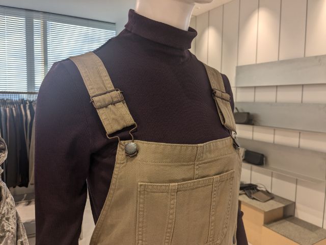 ストレッチリブタートルネックTを着たマネキン