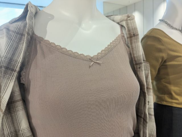 キャミソールを着たマネキン