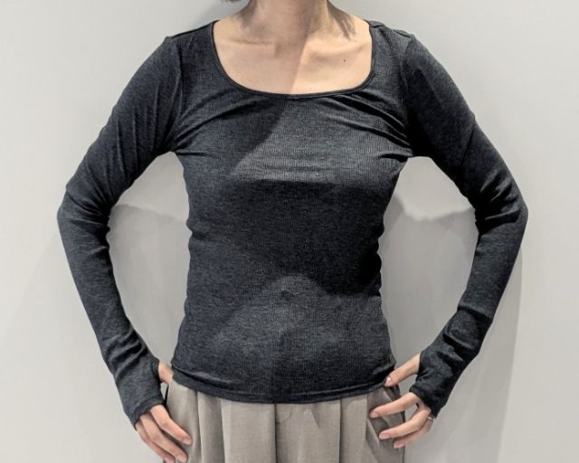 ストレッチリブUネックTを着用