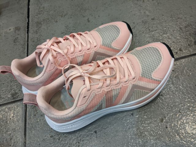 ピンクのランニングシューズ