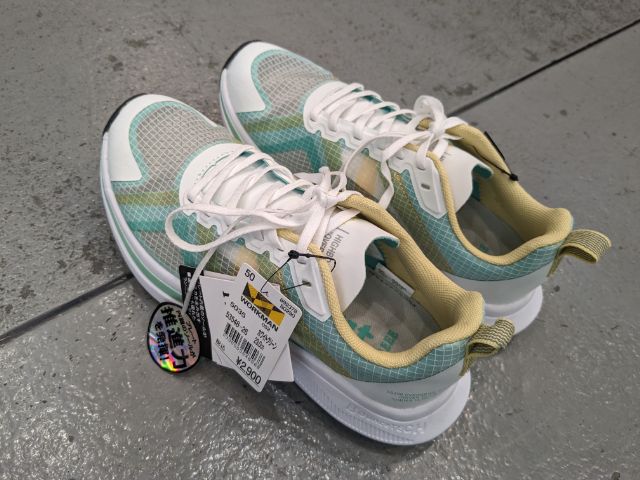 グレーとグリーンのランニングシューズ