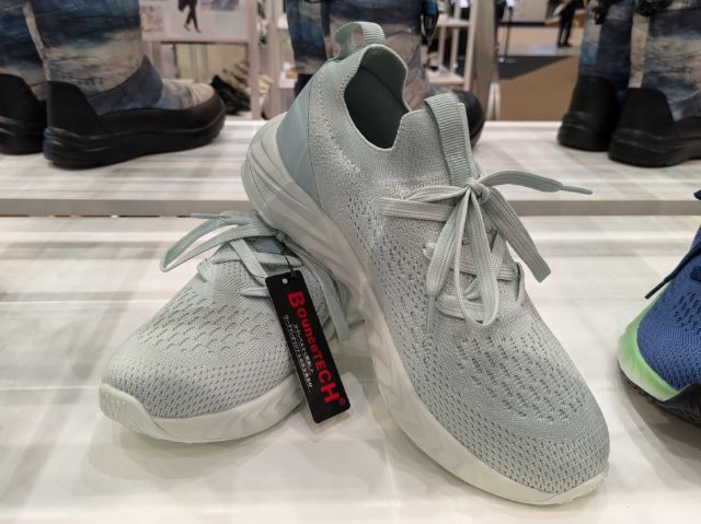 グレーのスニーカー