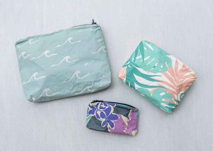 「ポーチ」左上から時計回りに：シーサイド・リムブルー（ミディアム）$44、トロピックス・ポグ（スモール）$34、パウハナ（ミニ）$24