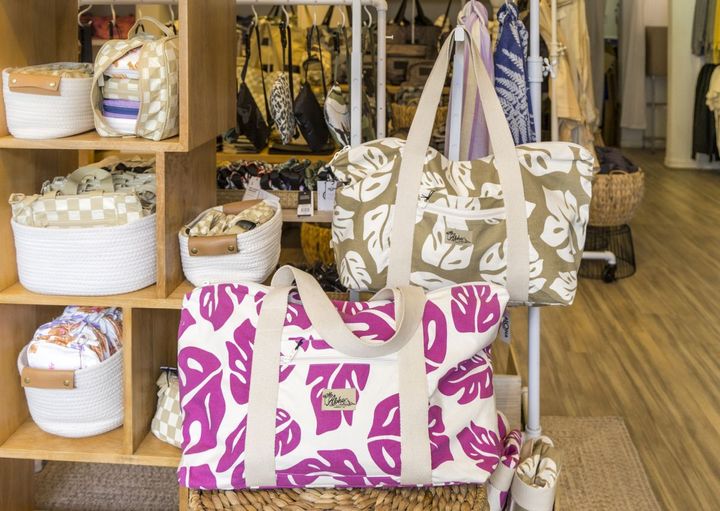 「ラウレア・キャリーオントート」上から：サンド、パラダイス 各$132