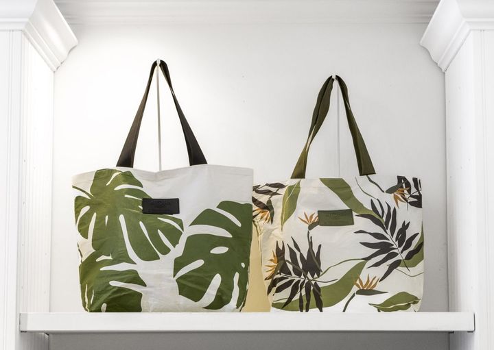 「デイトリッパー・トート」左：モンステラ・シーウィード $72、右：ペインテッドバード $72