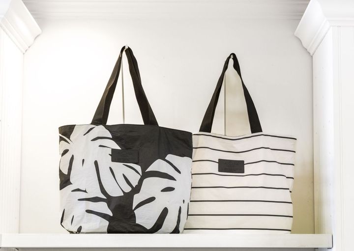 「デイトリッパー・トート」左：モンステラ・ホワイトオンブラック $72、右：ピンストライプ・ブラックオンホワイト $72