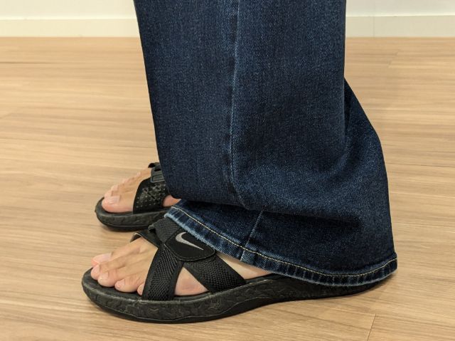 ブルーのハイライズワイドジーンズの裾部分