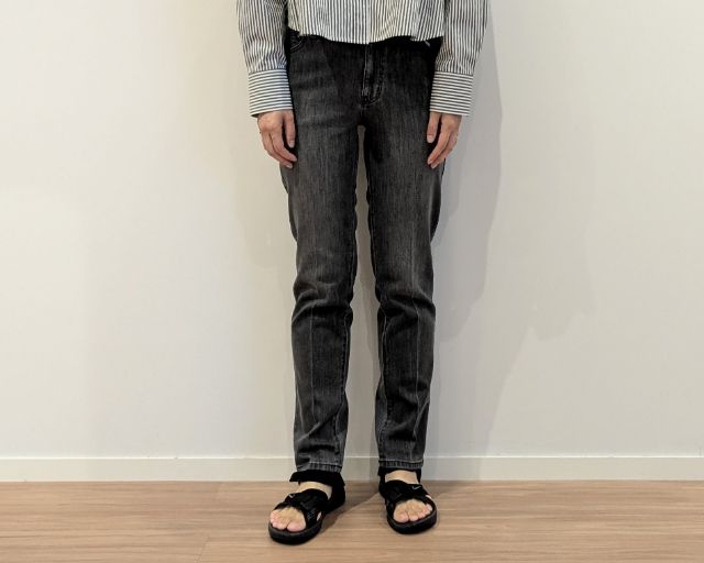 丈長めのスティックジーンズを着たコーデ