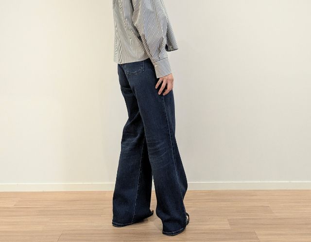 ブルーのハイライズワイドジーンズを着たコーデ後ろ側