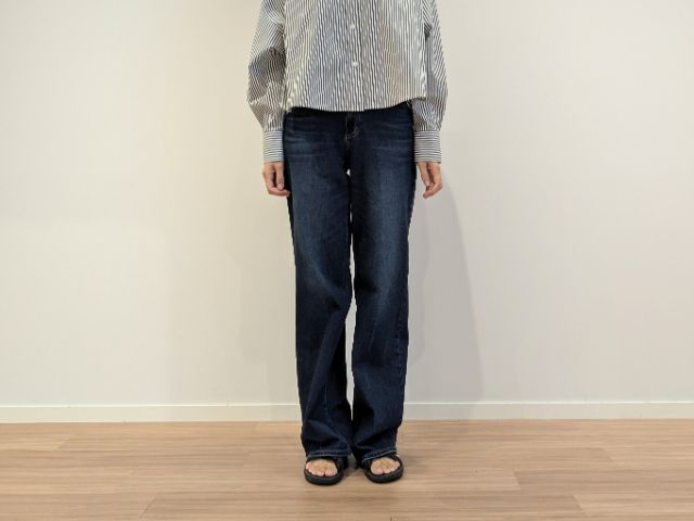 ブルーのハイライズワイドジーンズを着たコーデ