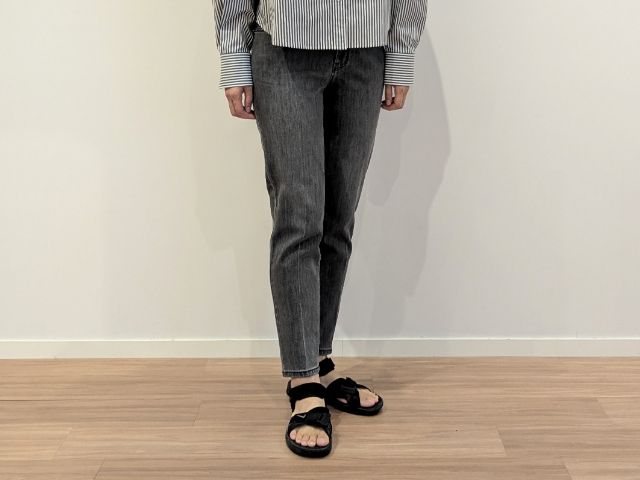 スティックジーンズを着た後ろ側