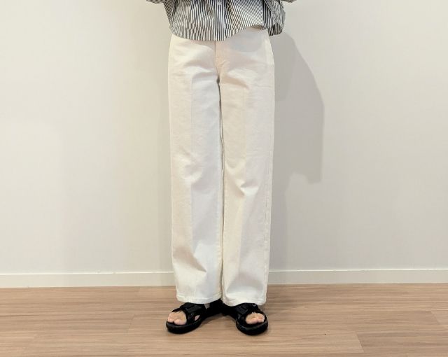 白のハイライズワイドジーンズを着たコーデ