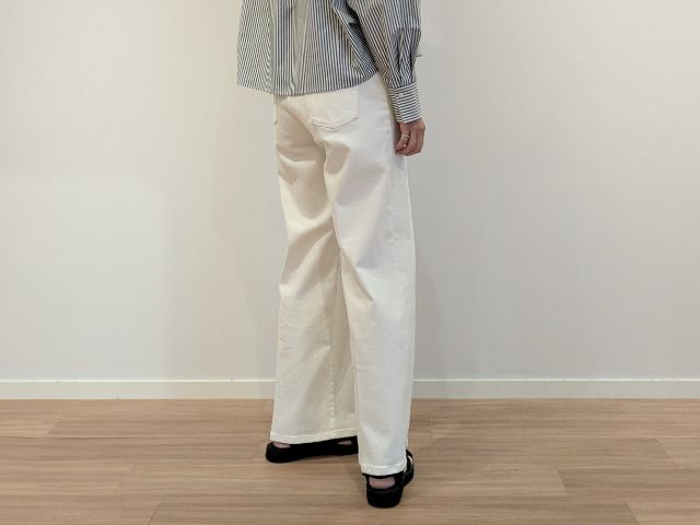 白のハイライズワイドジーンズを着たコーデ