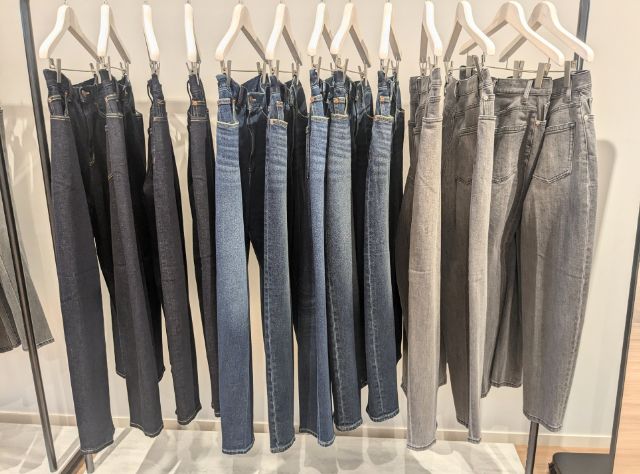 プラステのデニムがラックにかけられている