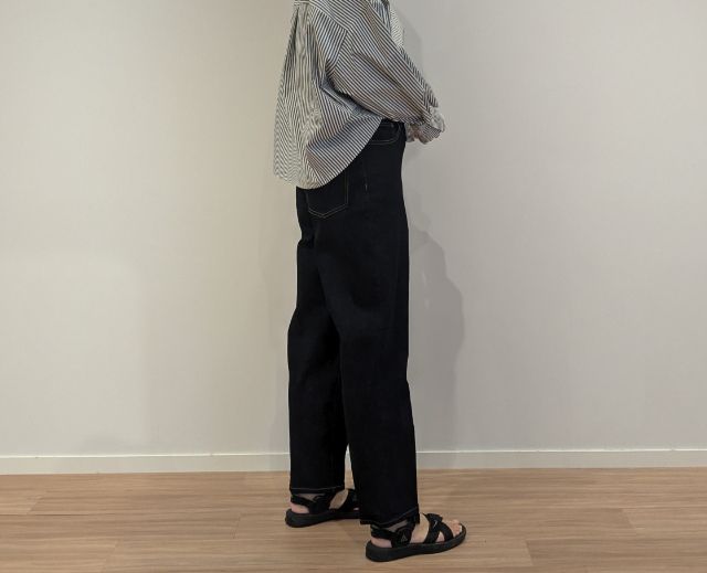 カーブジーンズを着たサイド側