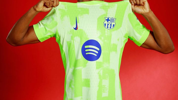 バルセロナ、鮮やかグリーンの新ユニフォームを発表！驚きの「性別記号」で女子サッカーを称えるデザイン