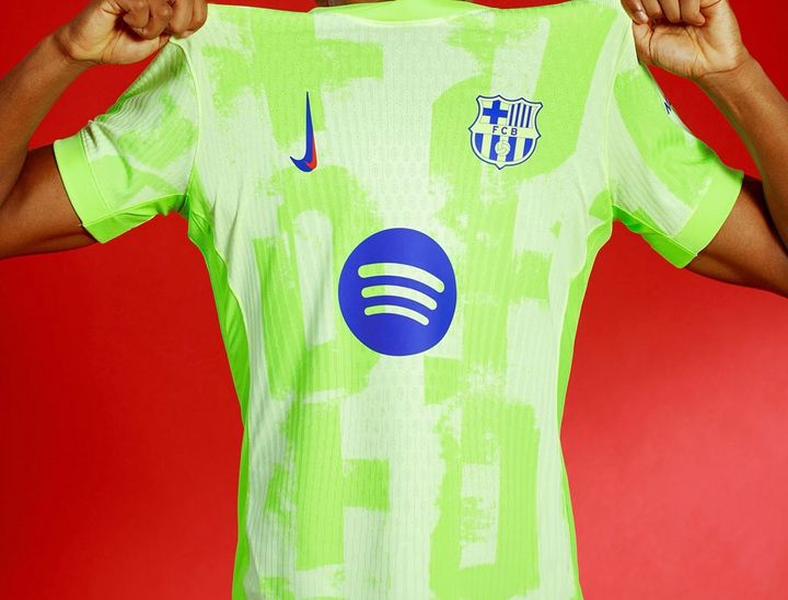 バルセロナ、鮮やかグリーンの新ユニフォームを発表！驚きの「性別記号」で女子サッカーを称えるデザイン