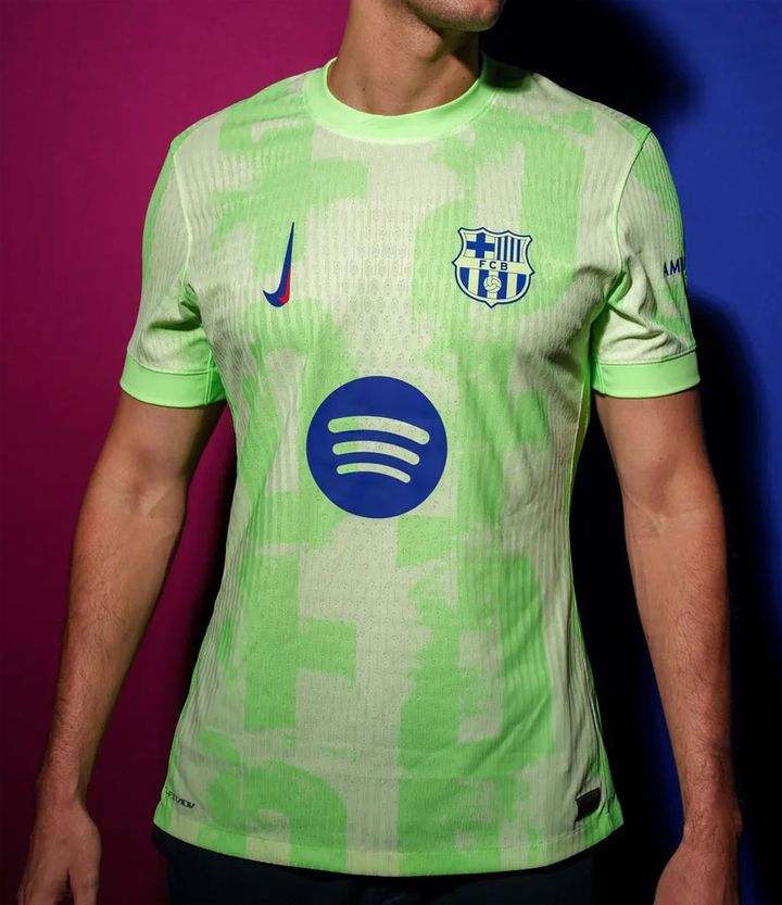 バルセロナ、鮮やかグリーンの新ユニフォームを発表！驚きの「性別記号」で女子サッカーを称えるデザイン