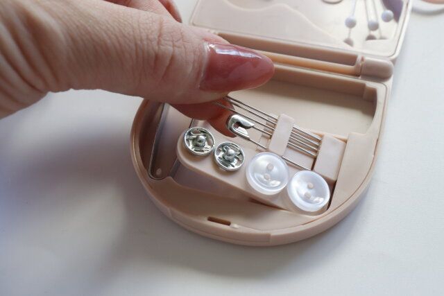 ダイソー 携帯ソーイングセット ピンセット 糸 縫い針 ボタン 安全ピン