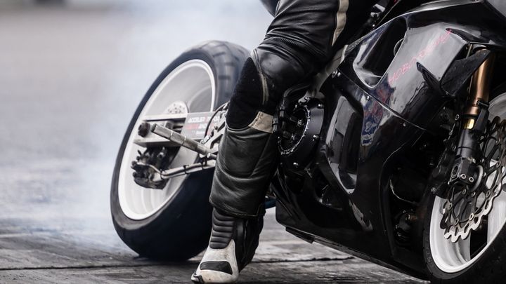 バイクに乗った殺し屋が試合に乱入、銃声が鳴り響く…サッカー中継で衝撃事件が放送される