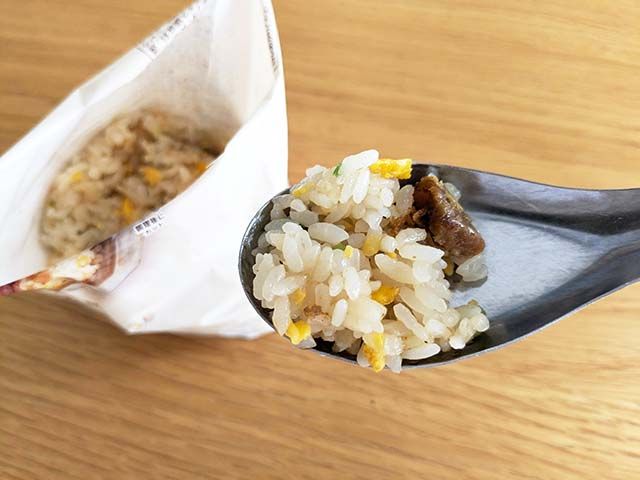 【セブン-イレブン】の「７プレミアム 炒飯（袋）」をレンゲですくっている様子