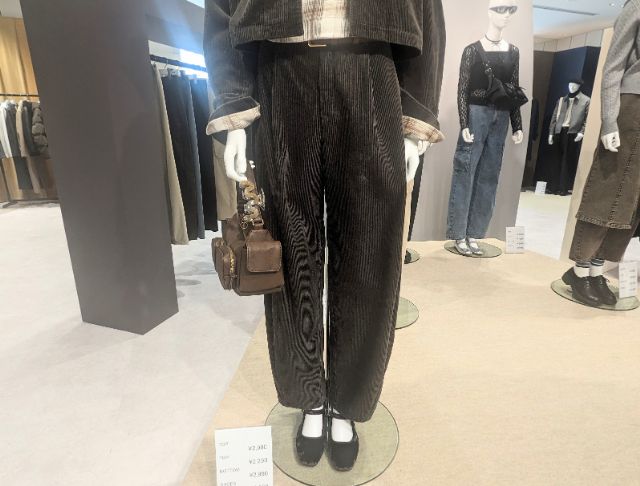 コーデュロイバレルレッグパンツを着たマネキン
