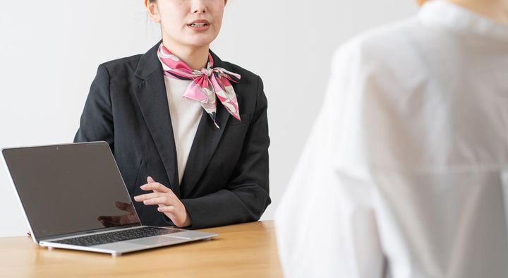 画像: 客によって態度をコロコロ変える【感じの悪い銀行員】→しかし思わぬ救世主の登場で赤っ恥！