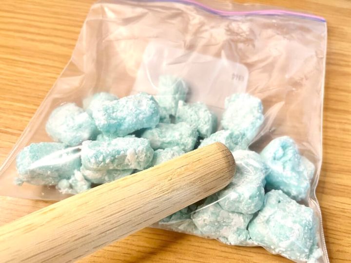 電子レンジで加熱したウタマロ石けんをジップロックに入れ麺棒で叩き細かく砕いている画像