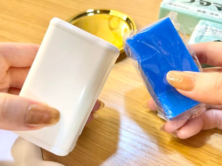 ダイソー「エリ・そで洗濯せっけん」を手に持ってケース、付属石けんを紹介する画像