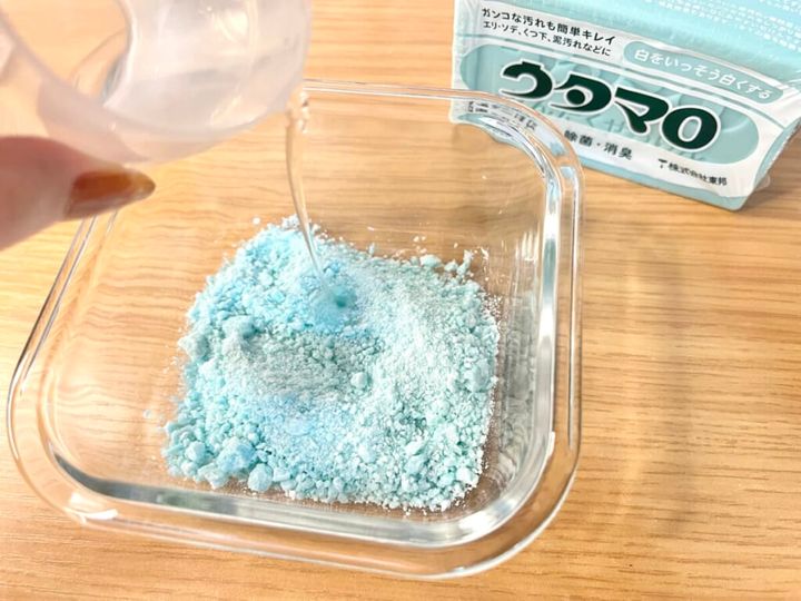 電子レンジで加熱したウタマロ石けんを細かく砕き耐熱容器に入れた「粉マロ」に熱湯を注いでいる画像