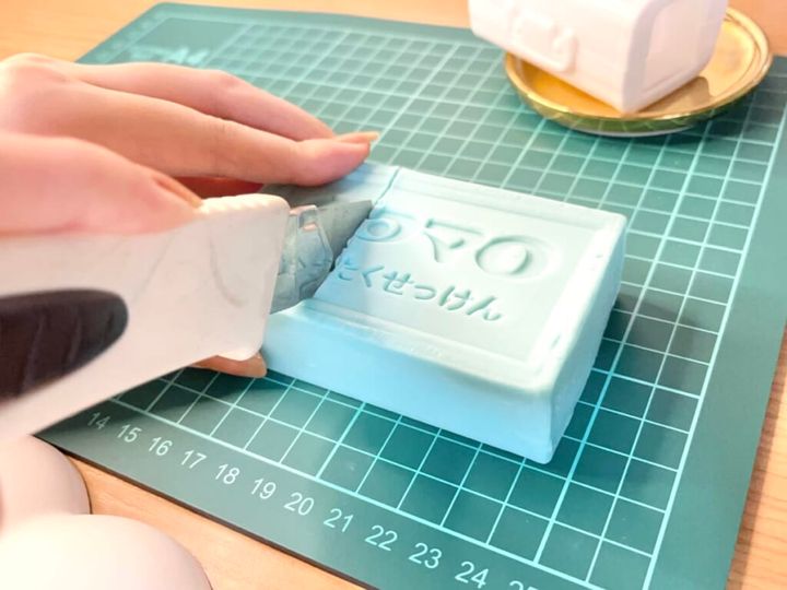 ウタマロ石けんをカッターマットに置きカッターで切る画像