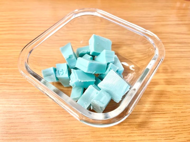 ウタマロ石けんをカッターで小さくサイコロ状にカットし耐熱容器に入れた画像