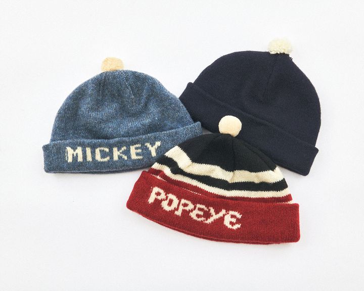 頭にちょこんと被せる超浅めのニットキャップ