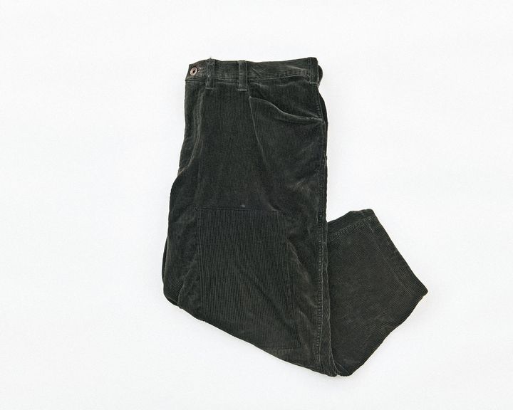 〈エッセー〉の中太畝のコー デュロイパンツ
