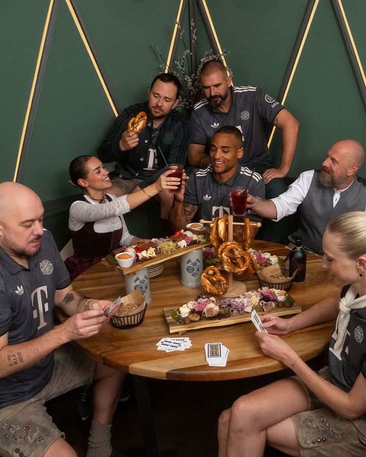 祝・ビール祭り！バイエルンが恒例「オクトーバーフェスト」限定ユニフォーム発表 特別エンブレムが初登場