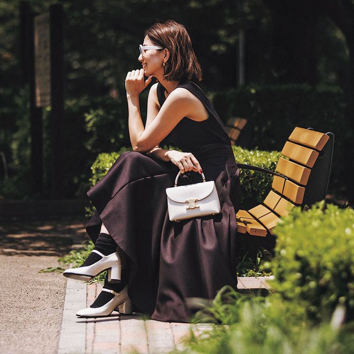 セリーヌのス白いトラップパンプスとワンピースのドレッシーなコーデ