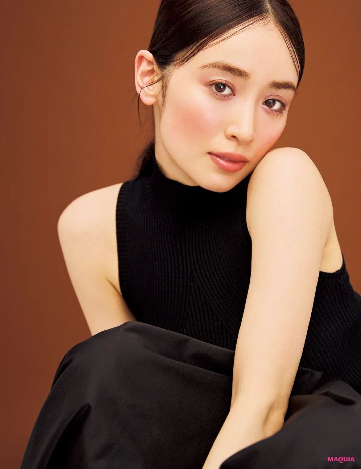 パープルメイク、縦入れボトムチークも。秋のメイクトレンドに泉 里香さんが挑戦_10